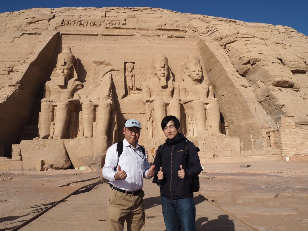 エジプトで開催された国際会議のツアーで、田中学先生とアブ・シンベル神殿へ
