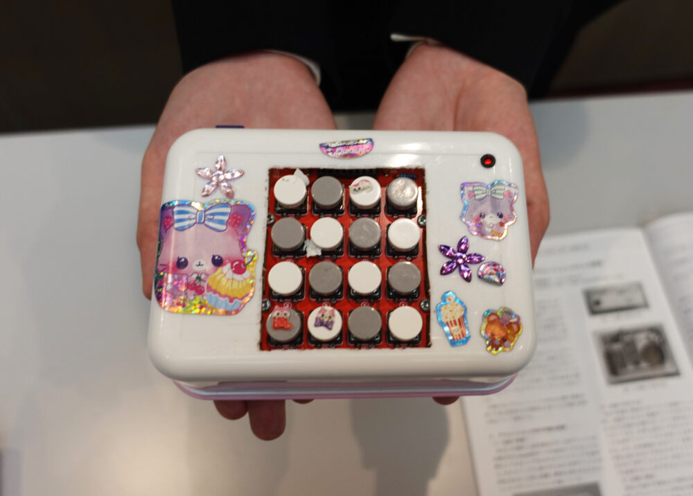小児用薄型デコレーションVOCAの1号機。4×4に配置されたボタンを押すと、音や声が出ます
