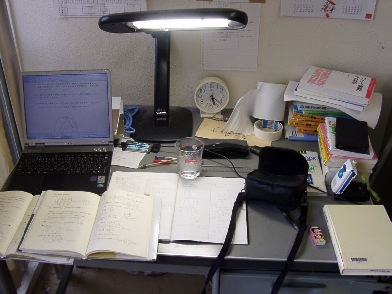 高専時代、寮の自室にて勉強中の机の上の様子