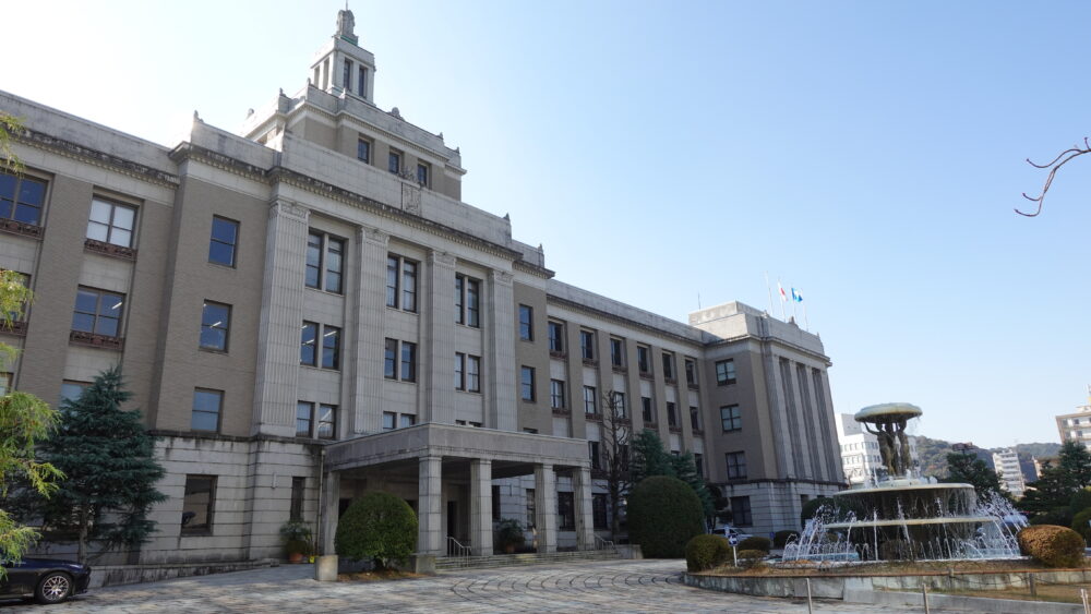 滋賀県庁の外観。高専の新設に向けて検討が行われています。