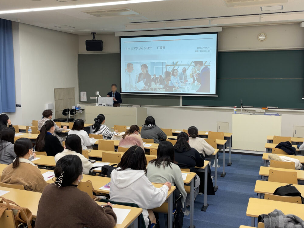 奥村先生が取り組む1ICT教育の取組で、IT企業の方の講演を聴講する学生のみなさん