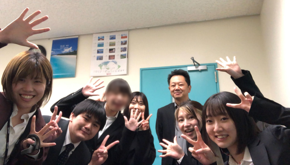 卒業研究に取り組んでいる頃の岩坂さん（中央）。右から1人目と2人目は、以前月刊高専で取材しました藤野さんと青山さんです。