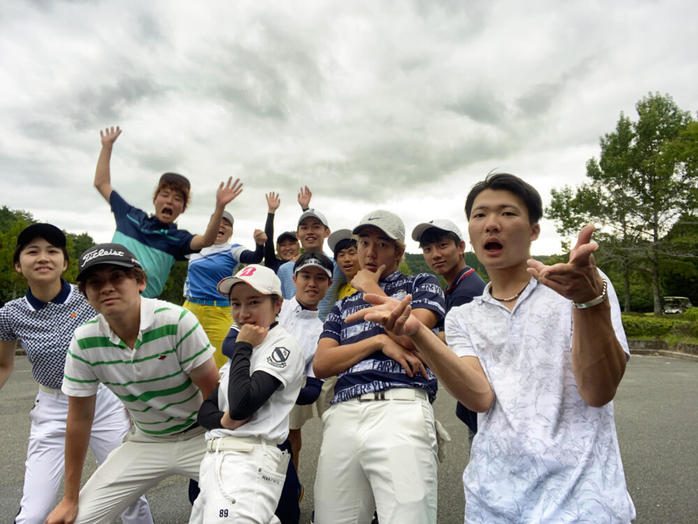 大学ではゴルフ部に所属されていた青山さん（最前列右から3番目：青山さん）