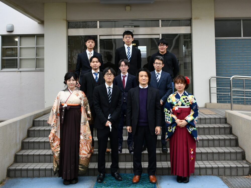 卒業式後、上寺研究室の学生のみなさんと撮った写真