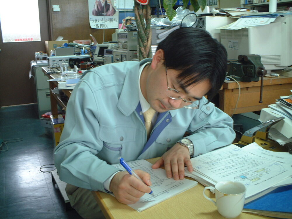 学生の卒業論文をチェックされている渡辺先生