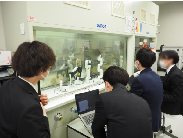 医理工連携による「放射線医薬品の自動調製システム」を、上野さん含め4人で開発