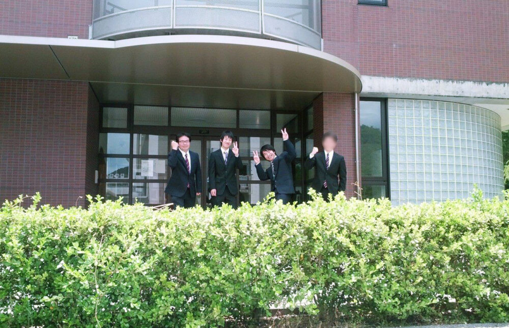 専攻科入試（本科5年生）のときの写真（左から、北九州高専 情報システムコースの吉元先生、舞鶴高専 技術職員の蔭山さん、森先生）。