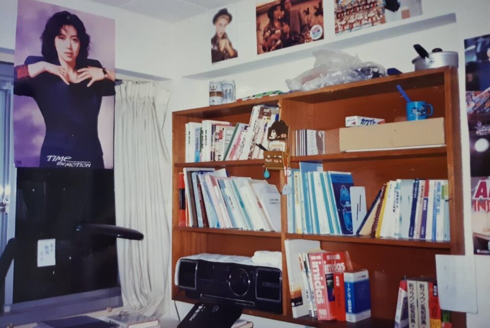 高専生の頃の、海津さんの寮の部屋。机上の蛍光灯には「毎日勉強すっぞ」の貼り紙があります