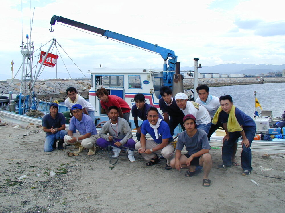 大阪府岸和田市沖の埋立地に造成された人工干潟（阪南2区）での現地調査に一緒に参加した、思い出のメンバー