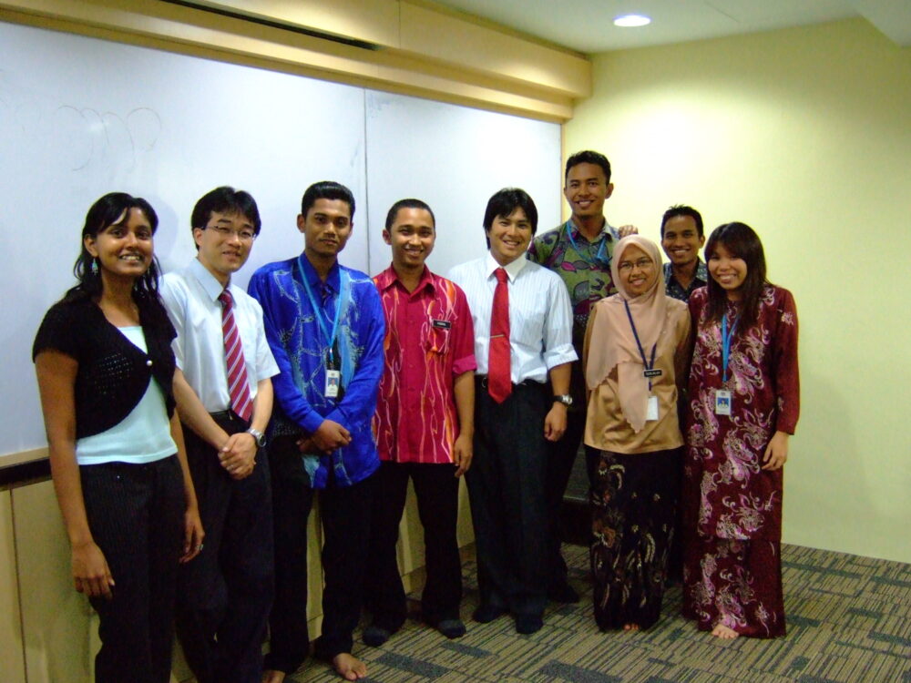 マレーシアの国立研究所NAHRIMでの海洋解析ソフトウェアの講習会での集合写真。環境系部署で開発したソフトウェアを現地の研究者・エンジニアが利用できるように、柳川先生がトレーナーとしてオンサイト講習会を行いました