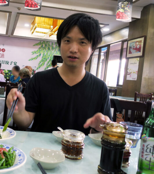大学院生の頃、国際学会で中国へ。食事中の写真。