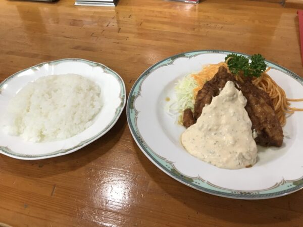 学会遠征先で森先生が魅了された、宮崎県にある「味のおぐら」のチキン南蛮。