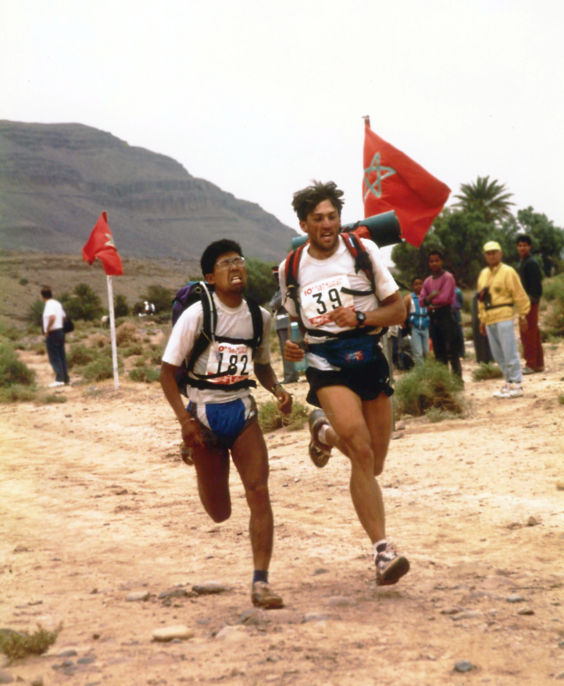 サハラマラソンに参加した田中さん（1995年）。同じく参加者と競うように走っている。苦しそうな表情。