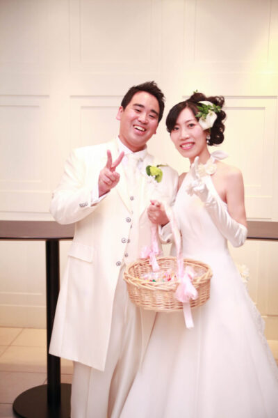 結婚式でのお写真。奥様とピースサインで映っています。奥様も東京高専の卒業生だそうです