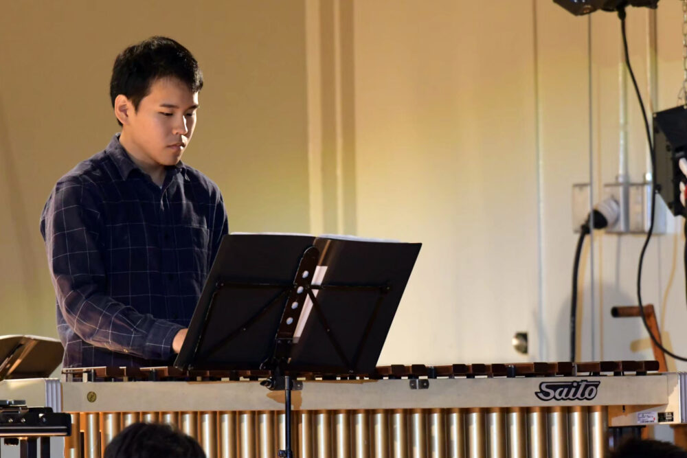 高専祭で吹奏楽部として演奏する藤田さん。打楽器を演奏中