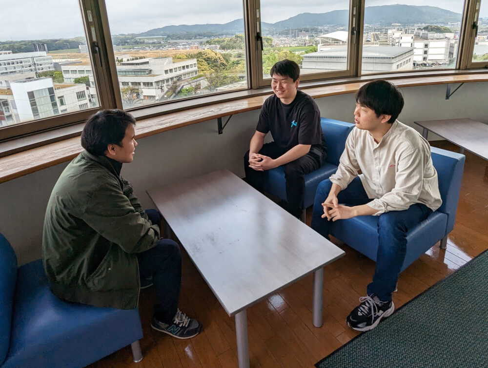 取材をお引き受けいただいた中岡さん、藤田さん、長野さんが話しているインタビュー中の様子