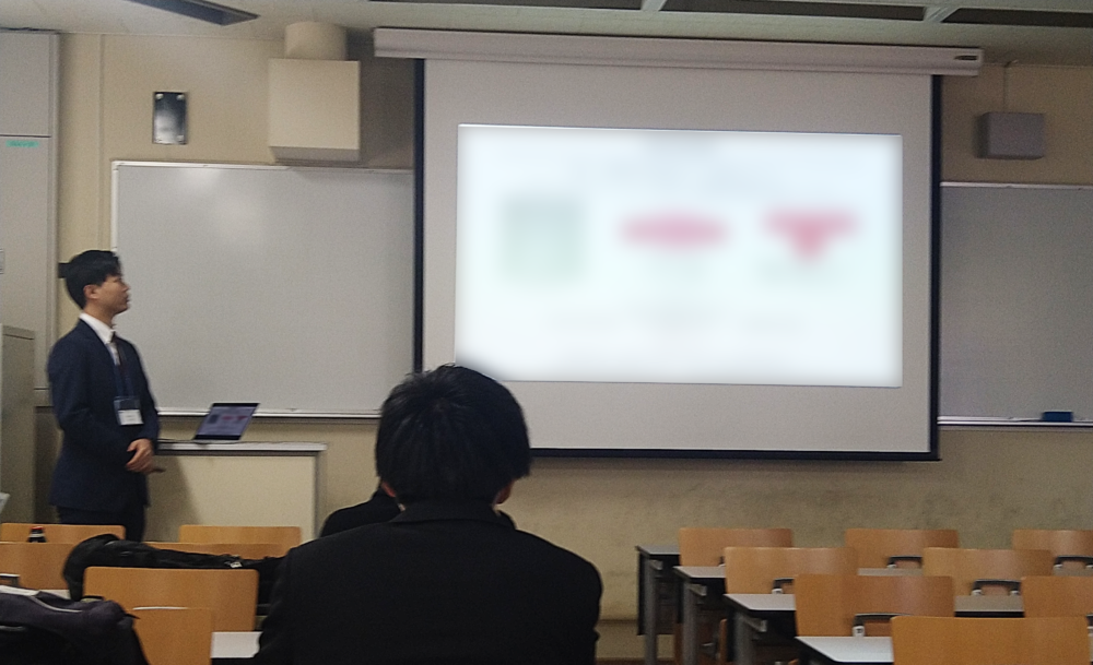 学会発表時の長野さん。スライドを用いて発表している様子