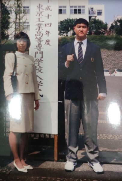 東京高専の入学式にて、お母さまとのツーショット