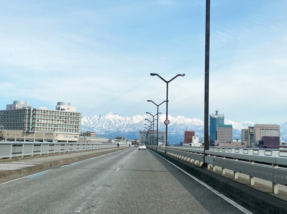 道路から見た立山連峰