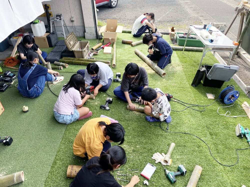 芝生の上で作業をする子どもたち