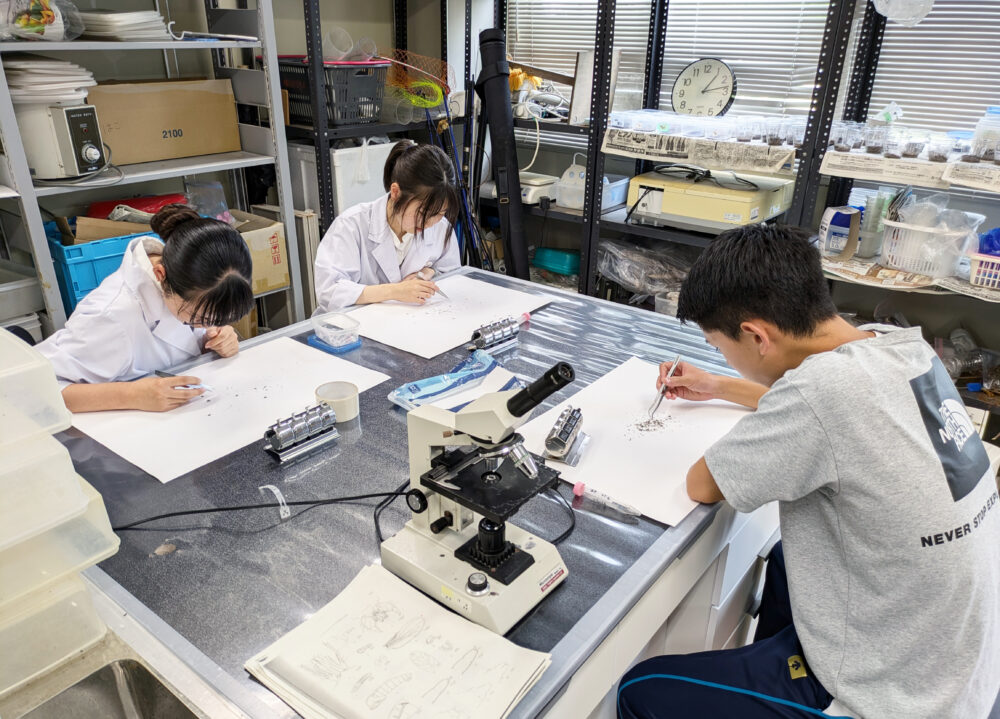 研究中の伊達研究室の学生のみなさま