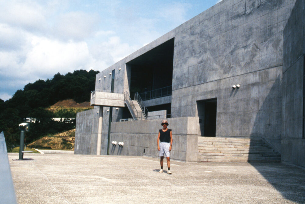 大きな建造物の前に佇む学生時代の下田校長先生