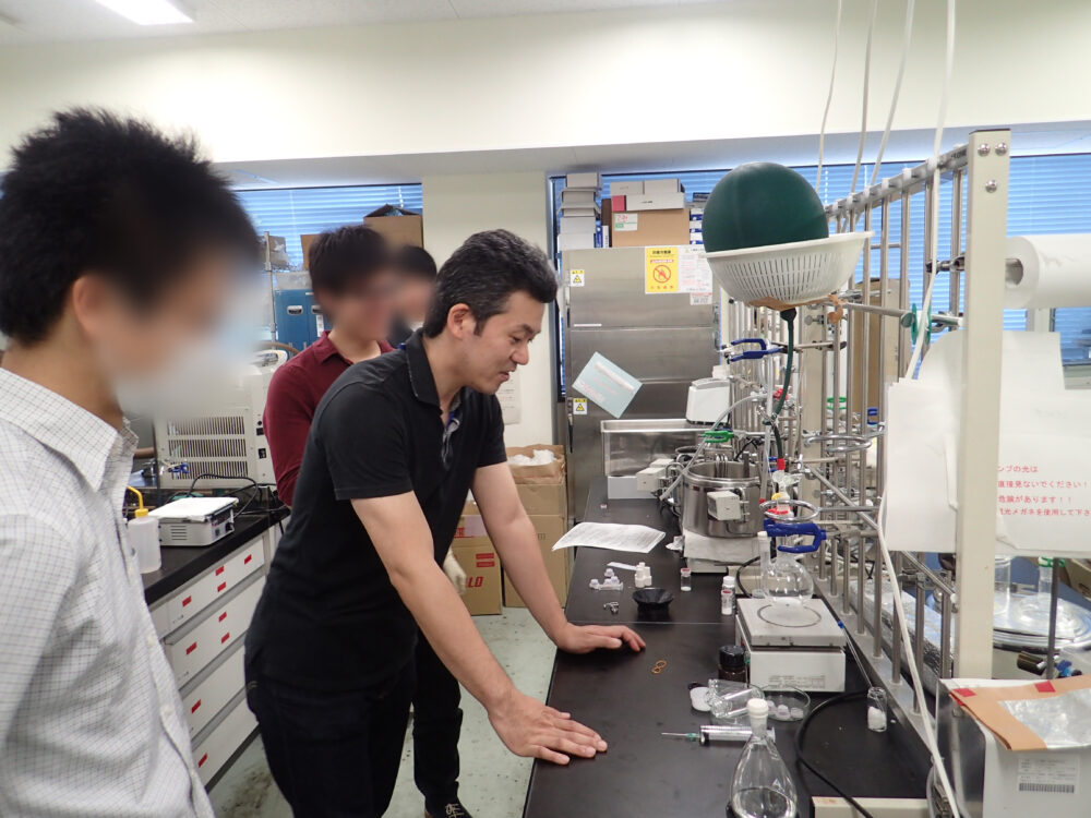 実験室で学生たちに指導する森永先生