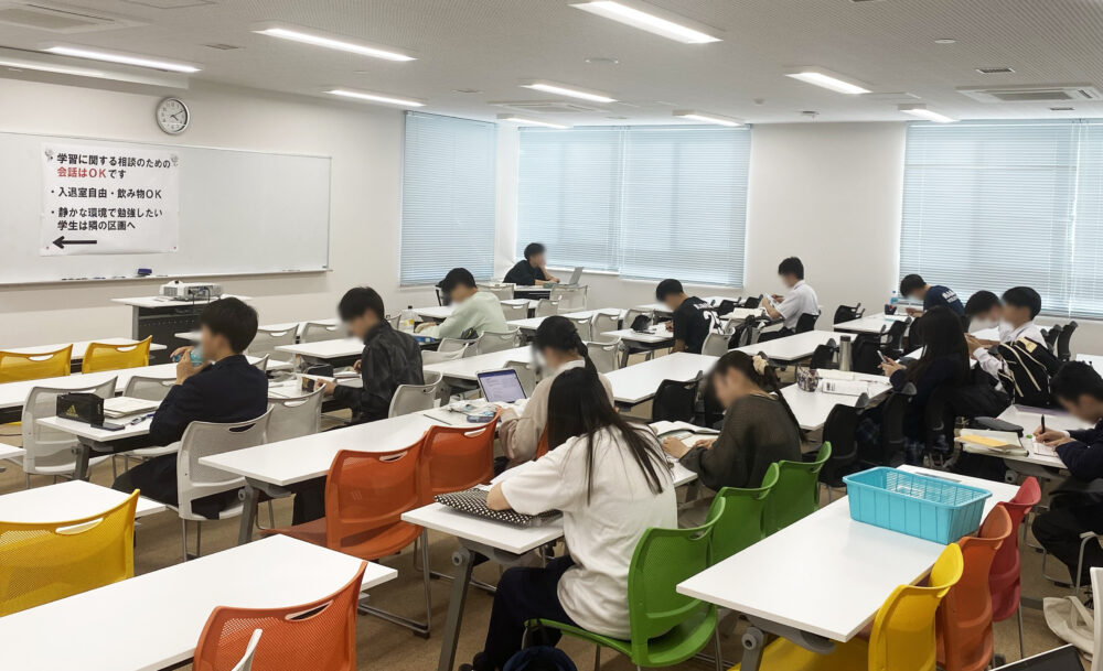 自学自習スペースで勉強に励む鶴岡高専の学生たち