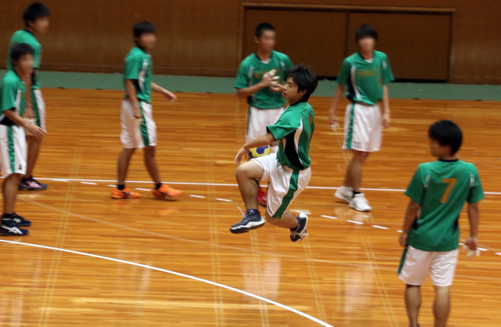 今まさにシュートを決めようとする上根さん