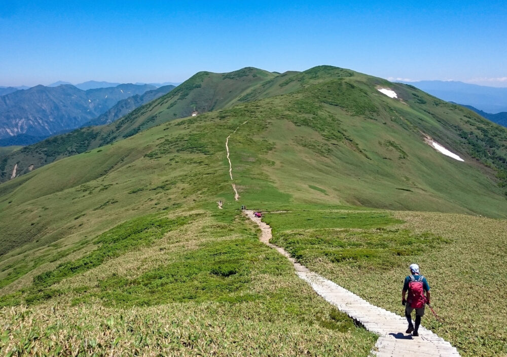 どこまでも広がる山並みと、青空