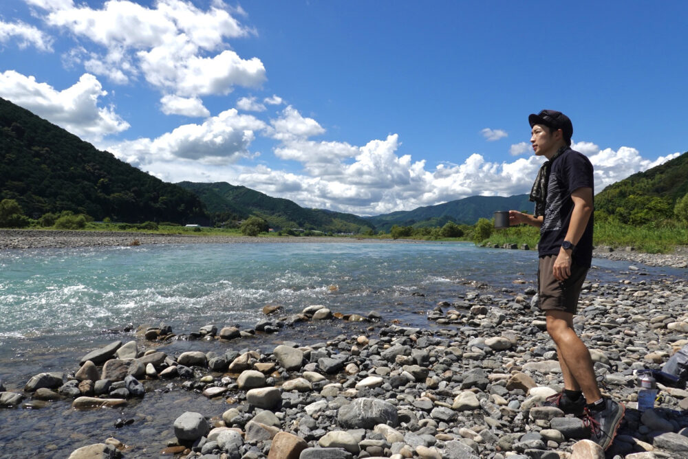 遠くまで広がる川と山々と青空