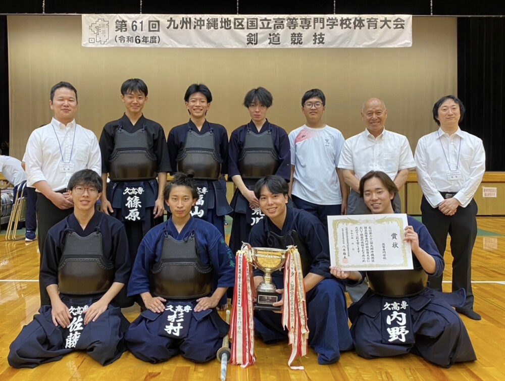 顧問をしている剣道部の学生とコーチの先生方と一緒に記念撮影