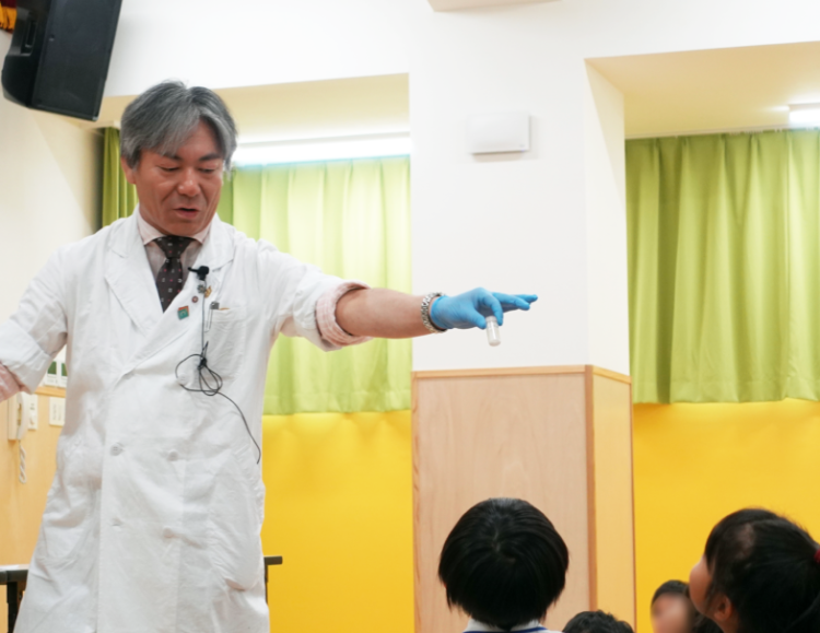 【現地レポート】高専の先生が幼稚園で化学実験ショーを開催！　子どもだからこそ伝えたい「自由な化学」の世界（津山高専×けご幼稚園）のサムネイル画像