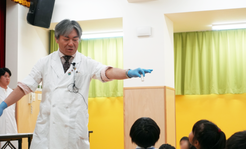 【現地レポート】高専の先生が幼稚園で化学実験ショーを開催！　子どもだからこそ伝えたい「自由な化学」の世界（津山高専×けご幼稚園）のサムネイル画像