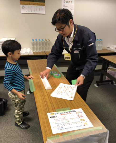 一般公開の催事でスタッフとして働く角野先生とその息子様