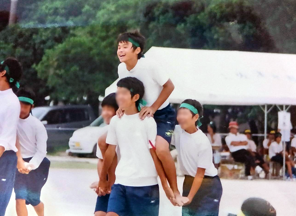 中学生の頃の石原さん。運動会の騎馬戦にて騎手を務めている