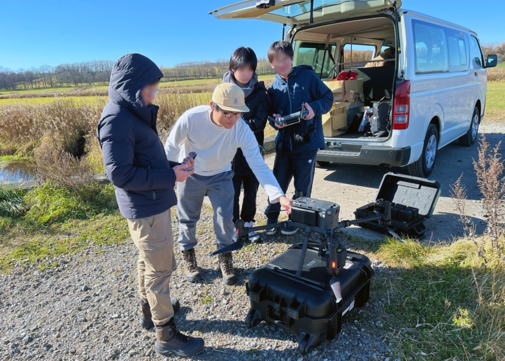 釧路湿原にてUAV（無人航空機）による測量を行う石原さん