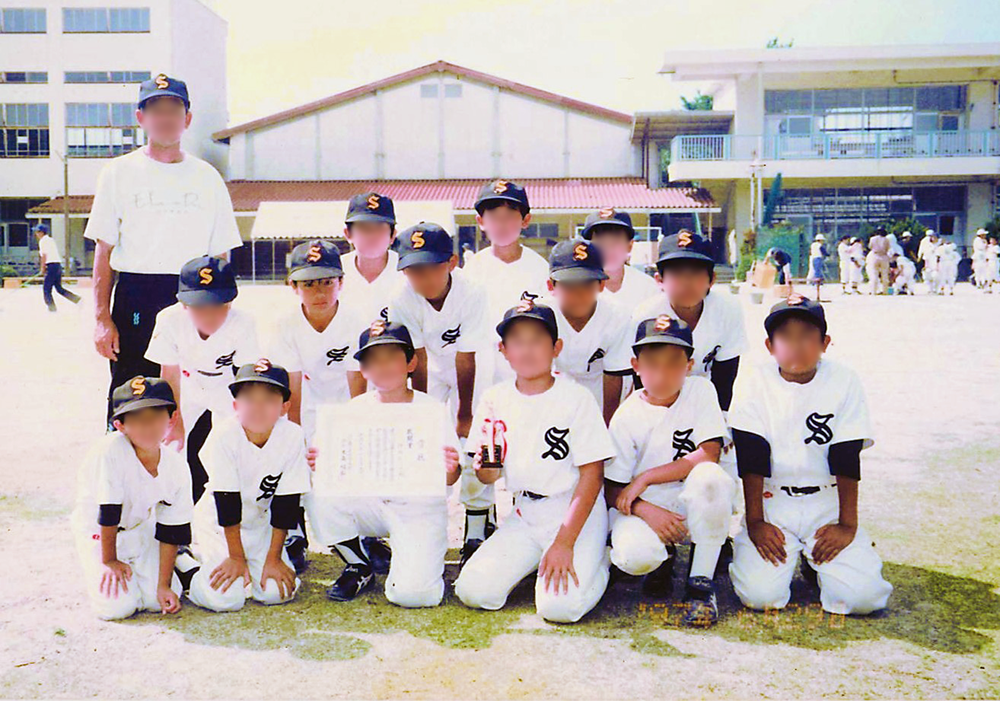 小学生のころの松村先生。ゲーム少年だった一方、小学2年生から地元のソフトボールクラブに入団し、一軍レギュラーとして活躍していました