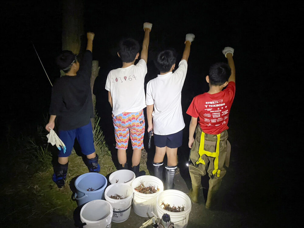 豊田先生のお子さまや、その友達と協力して、能登半島のアカテガニの生態調査を行った様子