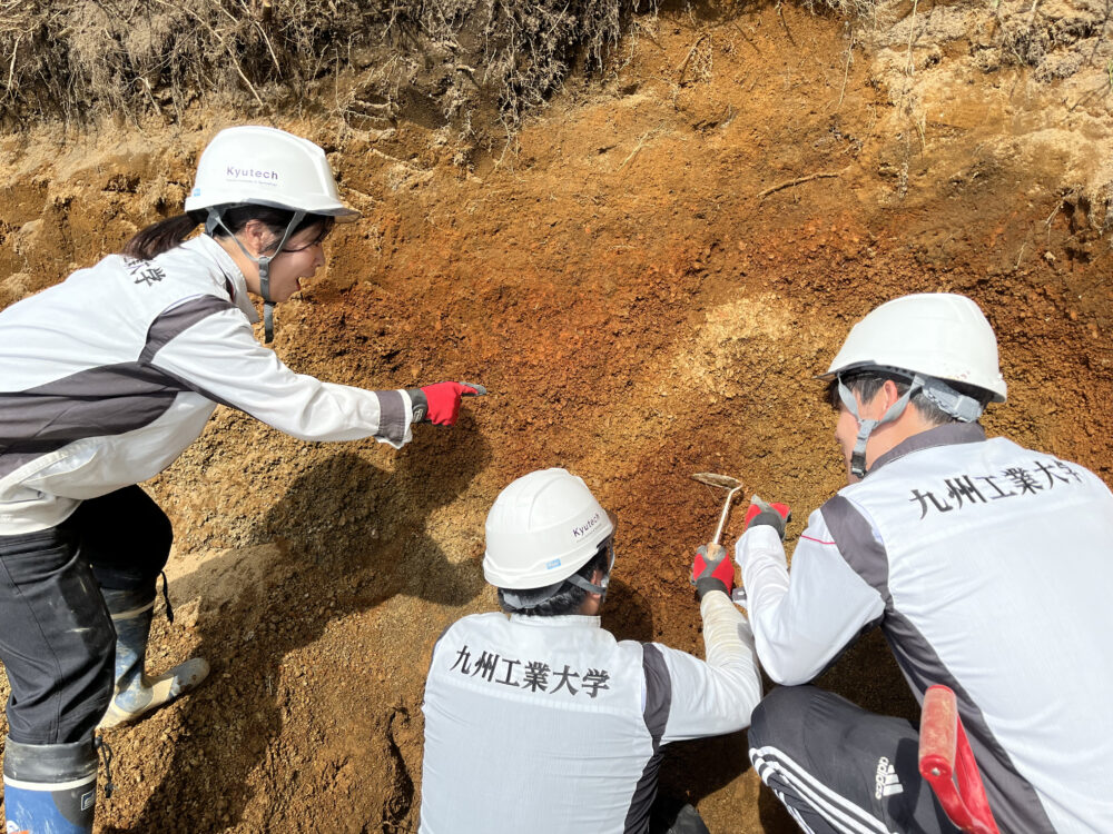 北海道の崩壊斜面の地盤調査にて。九工大の学生が斜面崩壊に引き金となる脆弱な地層を見つけた瞬間