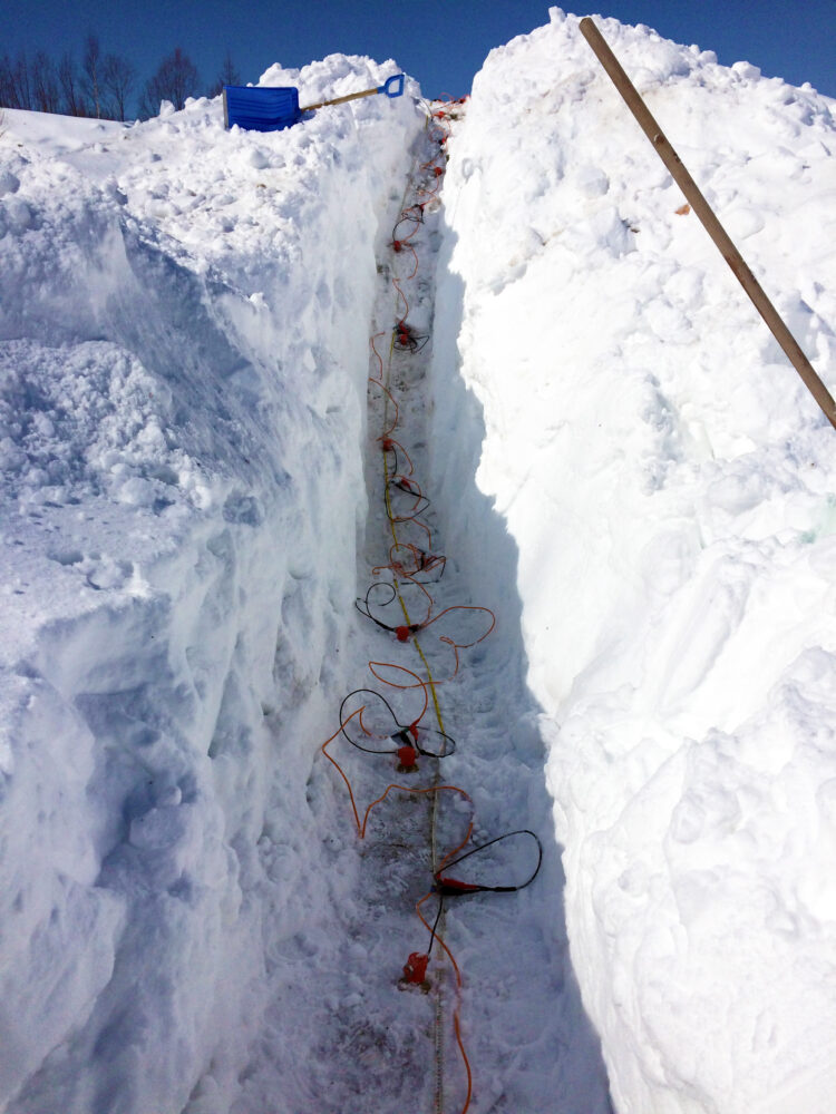 雪の下の地盤の調査の様子。雪をかき分けて設備が設置されています