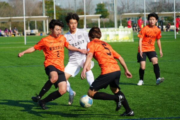 九州・沖縄選抜と北信越選抜による試合の様子。胸元に「東京エネシス」の社名が入っています