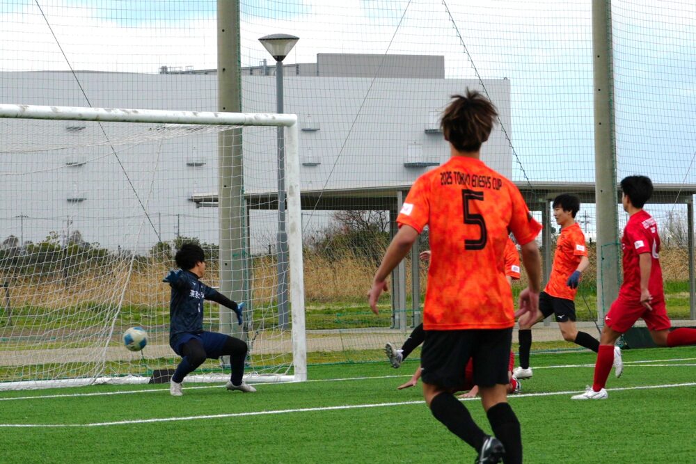 フリーキックのボールをゴール前で押し込んで得点し、これが決勝点に