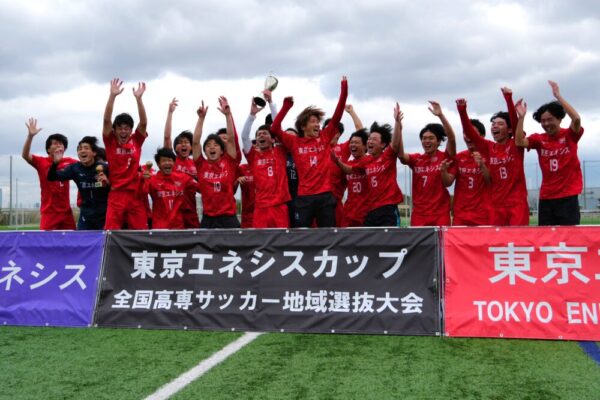優勝杯を掲げ歓喜する中国選抜の選手のみなさん