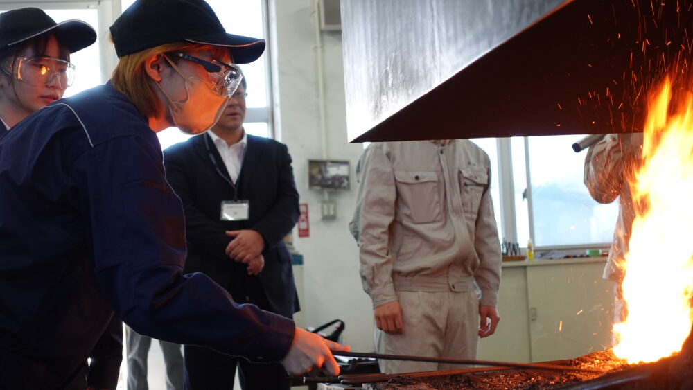 炉で素材を熱している様子