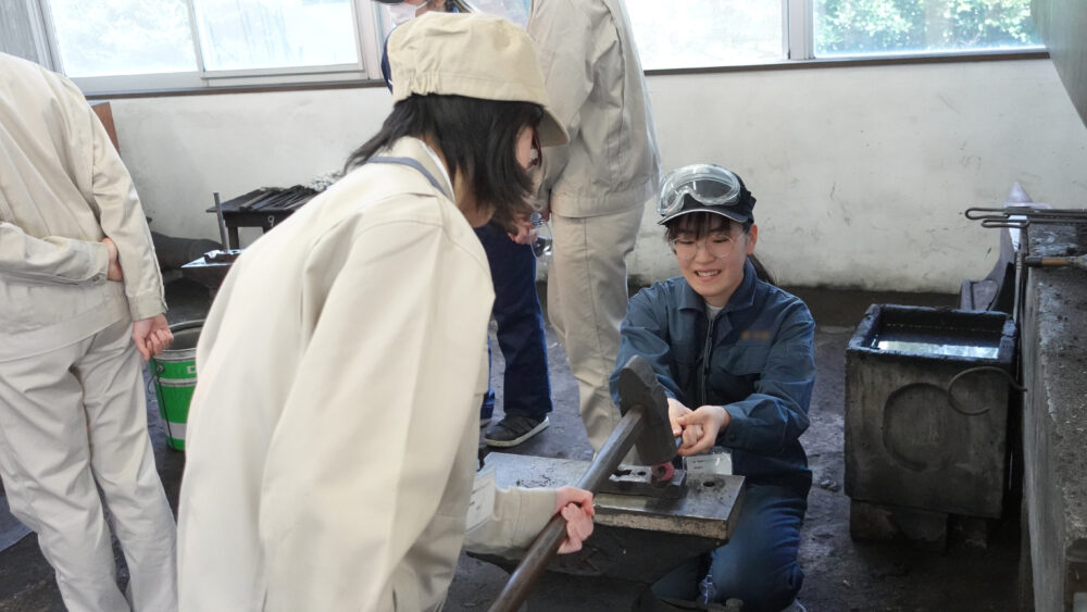 熱した素材をハンマーで成形している様子
