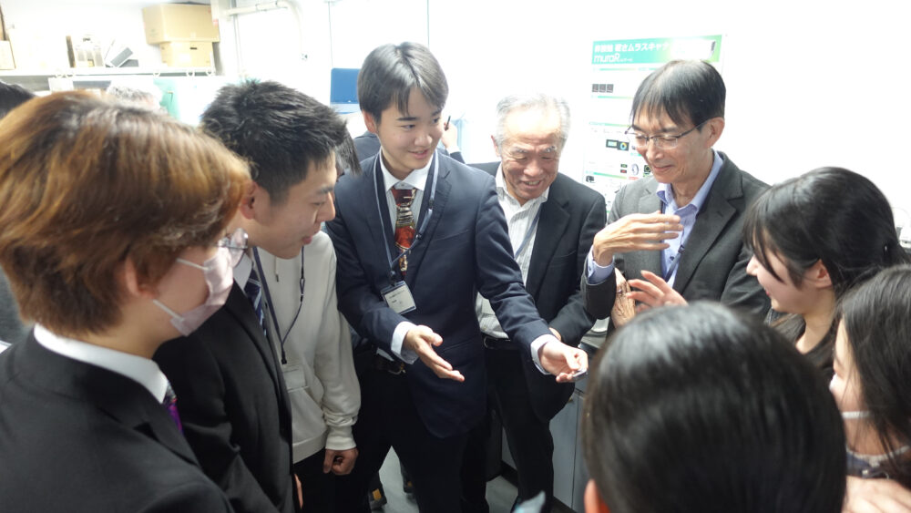 群馬高専チームの素材を確認しようと集まる参加メンバーのみなさん