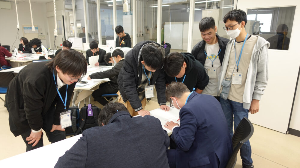 米粒だるまの検品の様子。ここでも盛り上がりを見せていました。