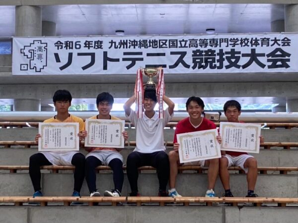 九州沖縄地区の高専ソフトテニス大会で入賞した時の写真