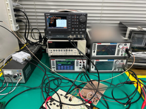 演算増幅器設計コンテストに向けた、作成したICチップの特性を測定する環境を写した1枚